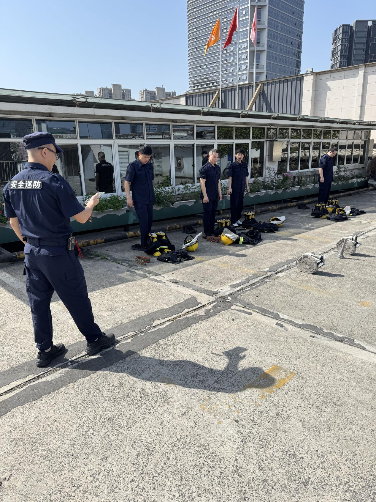 以练筑防——钱江商城安全员开展出水技能训练