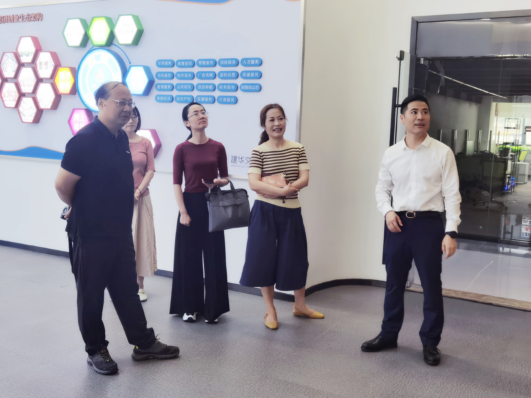 区政协副主席杨俊一行莅临超凡国际文创集团调研