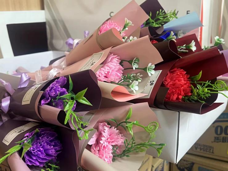 超凡国际文创集团开展“送你一朵小花”女神节活动